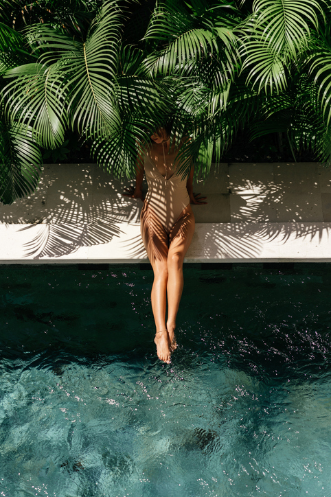 Laser- Haarentfernung young black woman relaxing at spa pool.